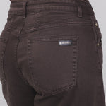 Detail achterzak wijde jeans Accentil Minae met Accentil-label | Jo&Co Club