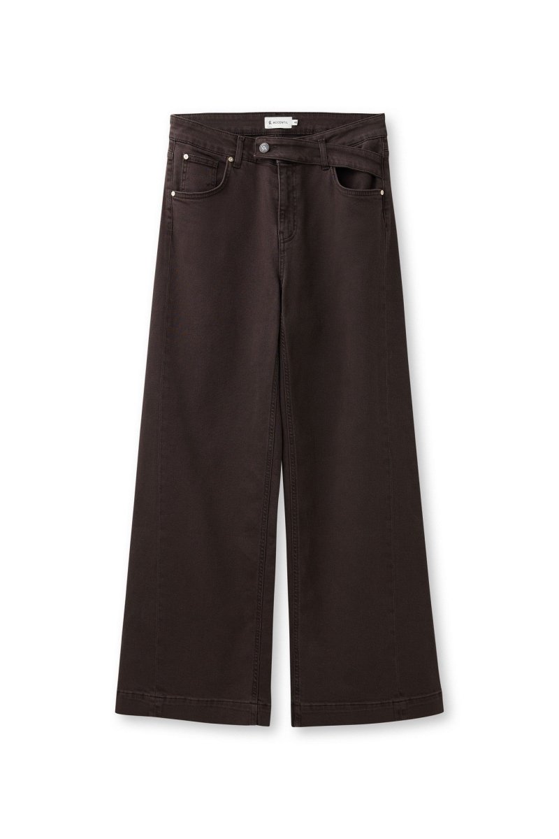 Productfoto wijde jeans Accentil Minae in deep chestnut – schuine overslag bij de tailleband | Jo&Co Club