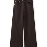 Productfoto wijde jeans Accentil Minae in deep chestnut – schuine overslag bij de tailleband | Jo&Co Club