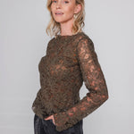 Zijaanzicht Accentil Zoe top in moss green, aansluitend model in doorschijnend kant | Jo&Co Club