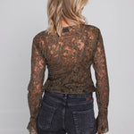 Achterkant Accentil Zoe top in moss green met ritssluiting in de hals | Jo&Co Club