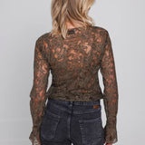 Achterkant Accentil Zoe top in moss green met ritssluiting in de hals | Jo&Co Club
