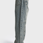 Zijaanzicht van een lichtblauwe barrel jeans met tonvormige pijp | Jo&Co Club