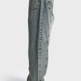 Zijaanzicht van een lichtblauwe barrel jeans met tonvormige pijp | Jo&Co Club