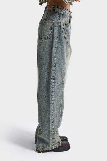 Zijaanzicht van een lichtblauwe barrel jeans met tonvormige pijp | Jo&Co Club