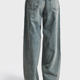 Achterkant van een lichtblauwe barrel jeans | Jo&Co Club