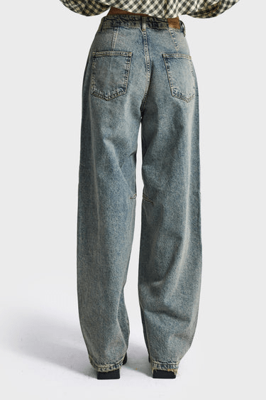 Achterkant van een lichtblauwe barrel jeans | Jo&Co Club