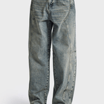 Vooraanzicht van een lichtblauwe barrel jeans met mid rise taille | Jo&Co Club