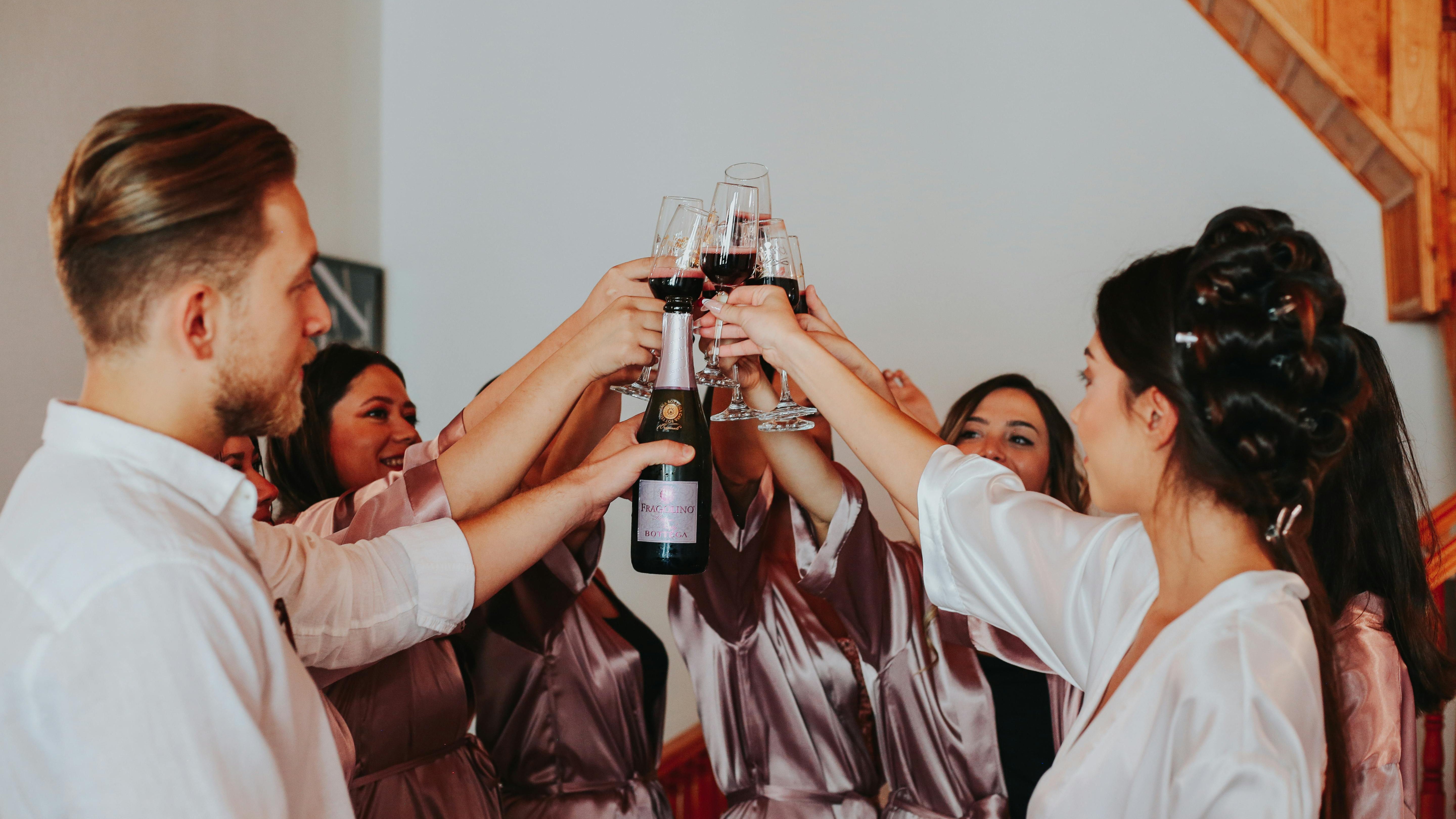 groep mensen heft het glas op eenbruiloft