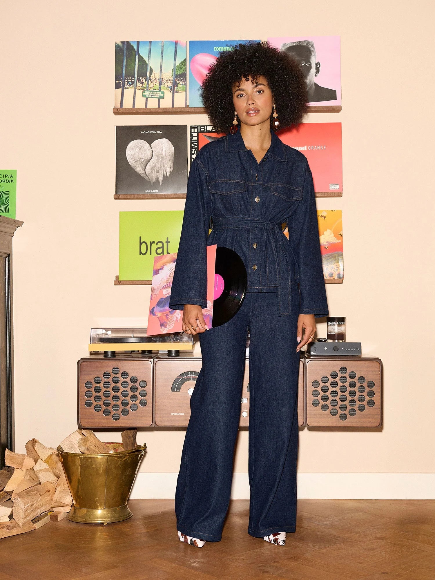 model met co-ord set van ydence denim