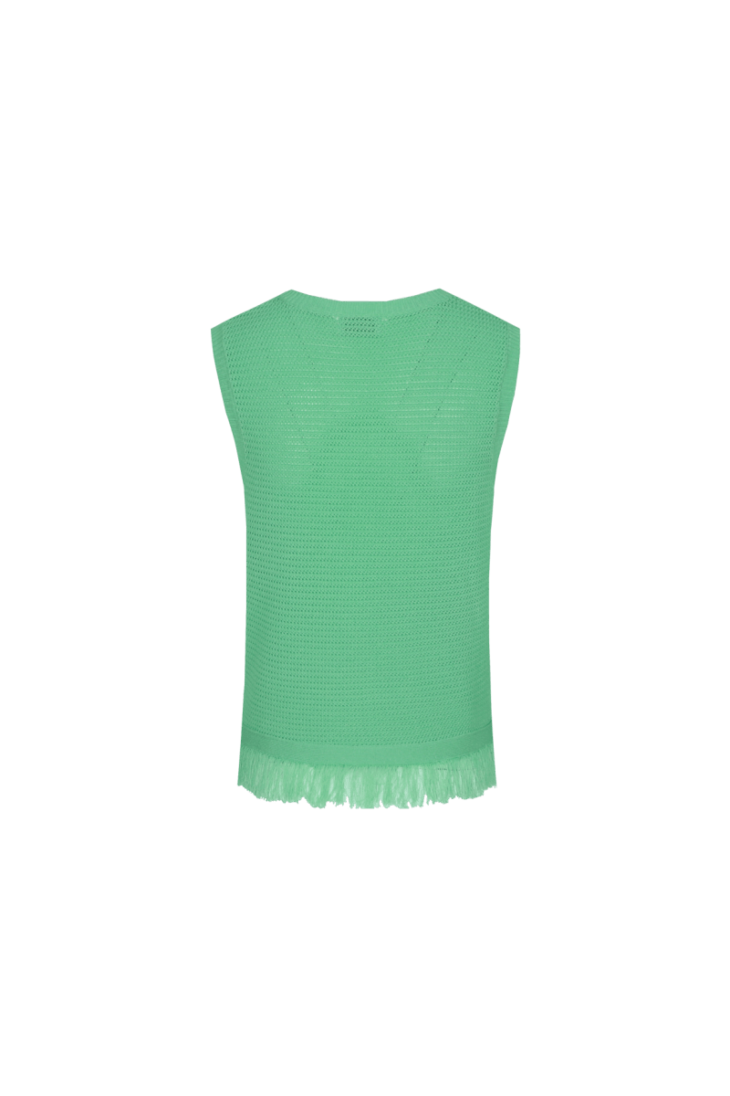 De foto toont de achterkant van een mouwloze, gebreide top tegen een effen zwarte | Fluresk knitting top | Jo&Co Club
