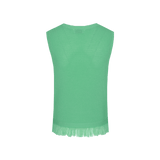 De foto toont de achterkant van een mouwloze, gebreide top tegen een effen zwarte | Fluresk knitting top | Jo&Co Club