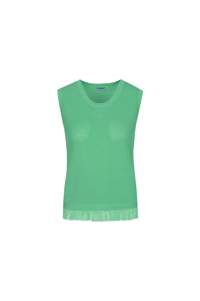 Een mouwloze, gebreide top in een levendige groene kleur, vrijstaand gefotografeerd | Fluresk knitting top | Jo&Co Club