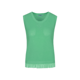 Een mouwloze, gebreide top in een levendige groene kleur, vrijstaand gefotografeerd | Fluresk knitting top | Jo&Co Club