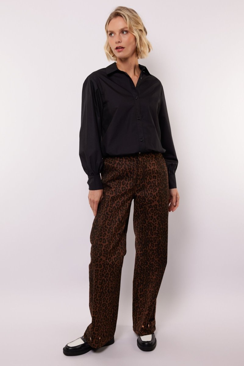 Model draagt de anira pants van fluresk in panterprint.