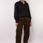 Model draagt de anira pants van fluresk in panterprint.