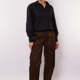 Model draagt de anira pants van fluresk in panterprint.