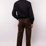 model draagt de franky sweater van heyb club in het lichtblauw