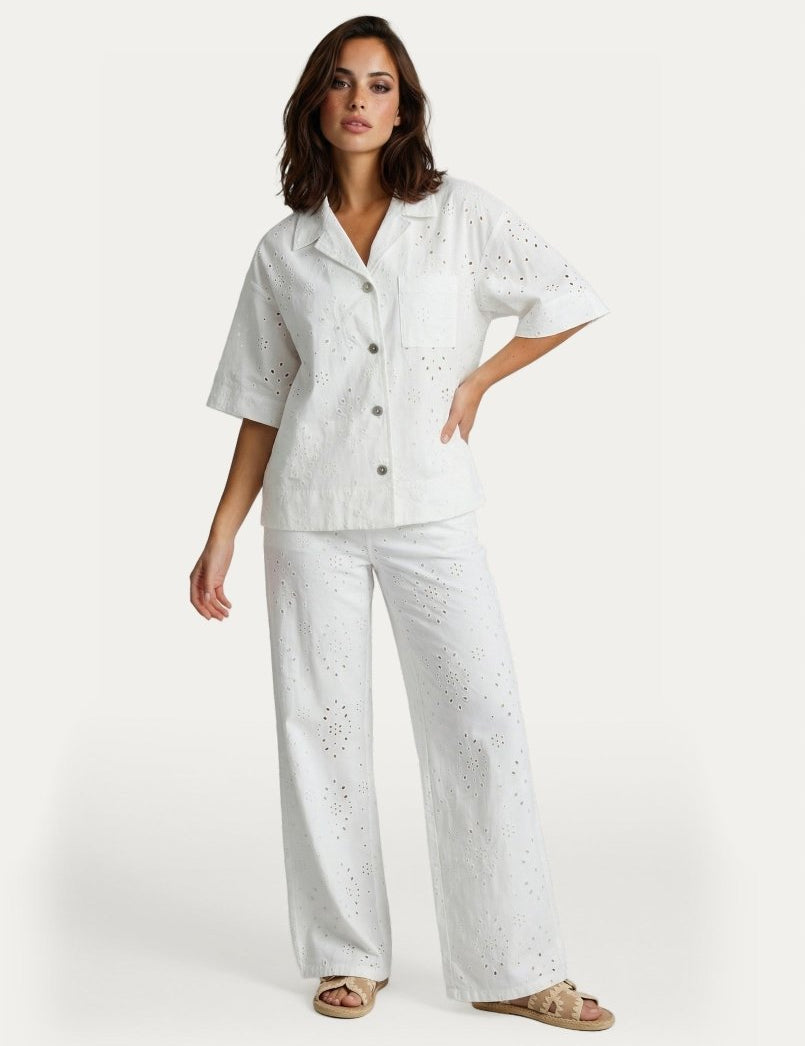 Witte broderie set met blouse en pantalon – complete outfit met opengewerkt bloempatroon | Jo&Co Club