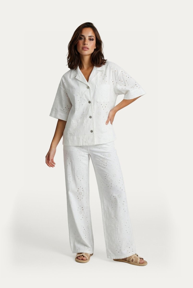 Witte broderie set met blouse en pantalon – complete outfit met opengewerkt bloempatroon | Jo&Co Club