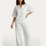 Witte broderie set met blouse en pantalon – complete outfit met opengewerkt bloempatroon | Jo&Co Club