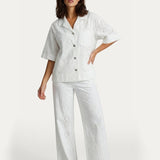 Witte broderie set met blouse en pantalon – complete outfit met opengewerkt bloempatroon | Jo&Co Club