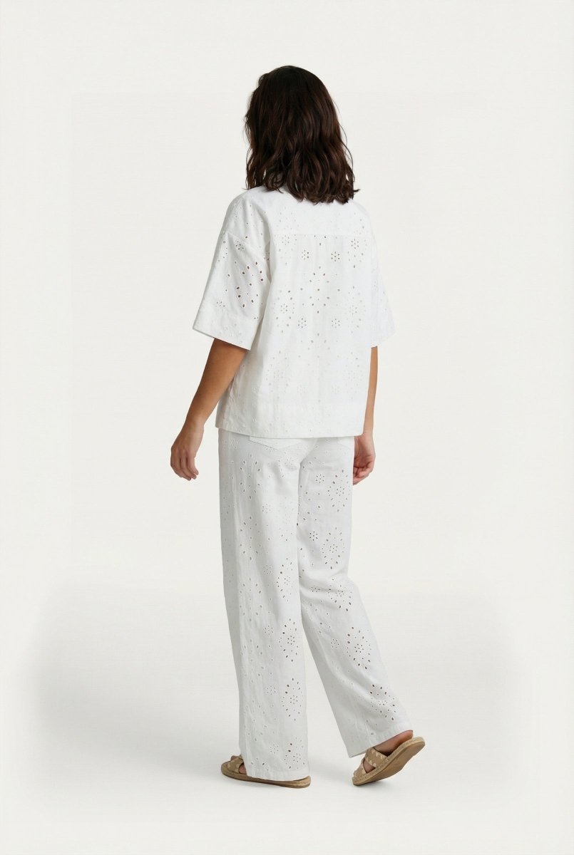 Witte broderie anglaise set met wijde broek, van achteren gezien | Jo&Co Club