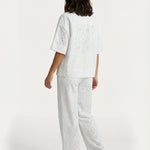 Witte broderie anglaise set met wijde broek, van achteren gezien | Jo&Co Club