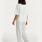 Witte broderie anglaise set met wijde broek, van achteren gezien | Jo&Co Club