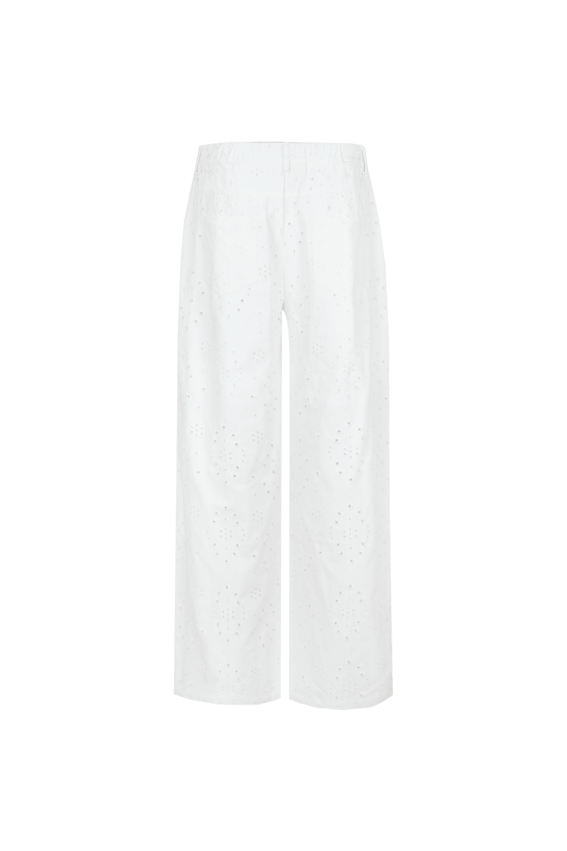 Broek pants Offwhite – achterkant van broek met wijde pijpen en broderie anglaise | Jo&Co Club