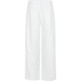 Broek pants Offwhite – achterkant van broek met wijde pijpen en broderie anglaise | Jo&Co Club
