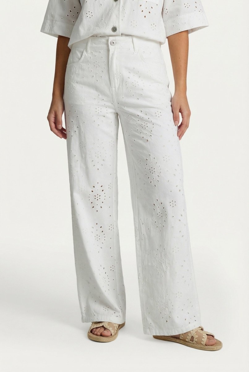 Broek [Naam] wit – Witte broek met wijde pijpen en all-over broderie anglaise | Jo&Co Club