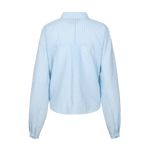 Lichtblauwe katoenen blouse met fijne ruit, productfoto achterzijde | Fluresk Benja blouse | Jo&Co Club