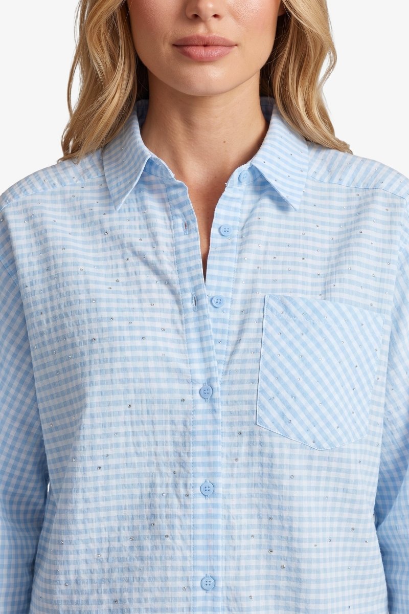 Lichtblauwe katoenen blouse met fijne ruit, detailfoto | Fluresk Benja blouse | Jo&Co Club