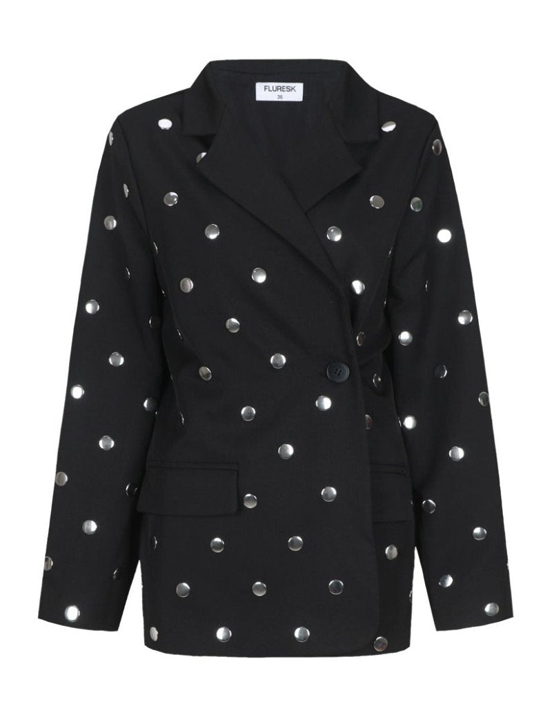 Blazer met studs Fluresk Dane in zwart – oversized met overslag en zilveren studs, voorkant | Jo&Co Club