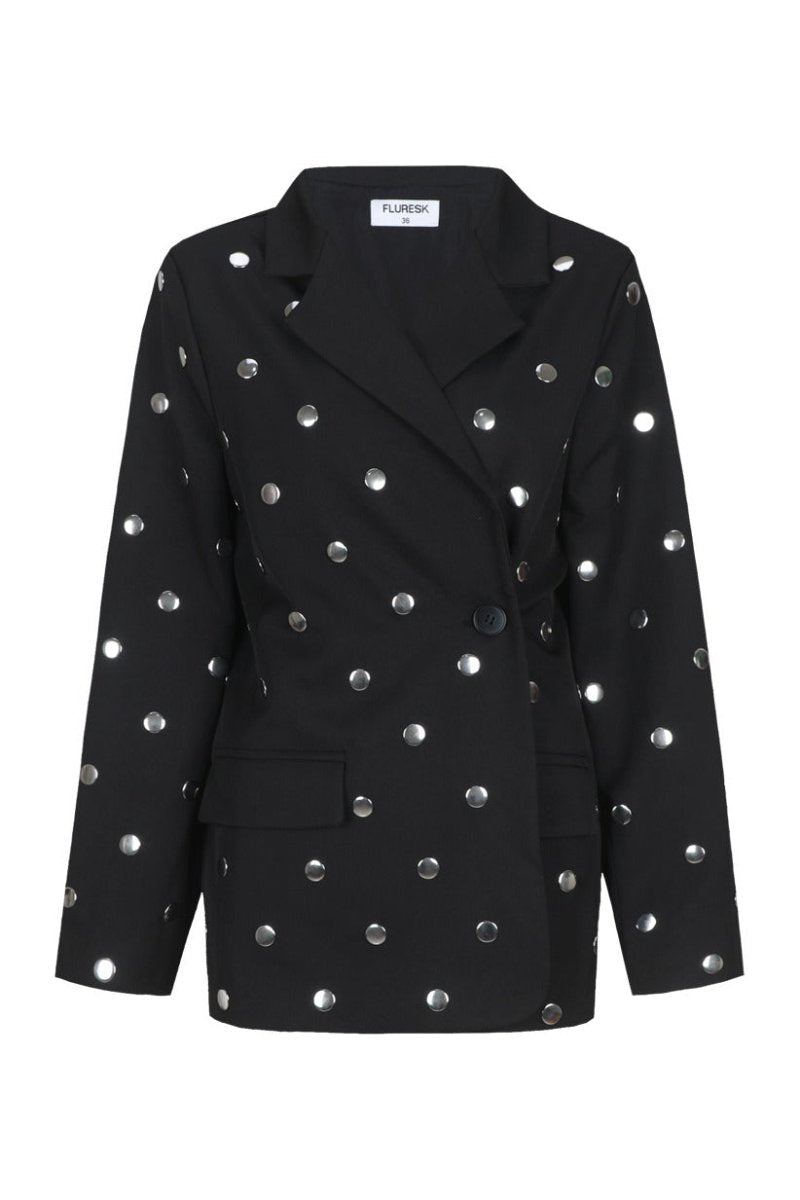 Blazer met studs Fluresk Dane in zwart – oversized met overslag en zilveren studs, voorkant | Jo&Co Club