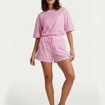 Lichtroze set met t-shirt en short – Sportieve mesh co-ord set met tonale applicatie. | Jo&Co Club