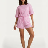 Lichtroze set met t-shirt en short – Sportieve mesh co-ord set met tonale applicatie. | Jo&Co Club