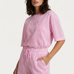 Combiset lichtroze – T-shirt en short van mesh stof met ton-sur-ton borduursel | Jo&Co Club