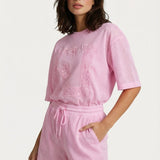 Combiset lichtroze – T-shirt en short van mesh stof met ton-sur-ton borduursel | Jo&Co Club