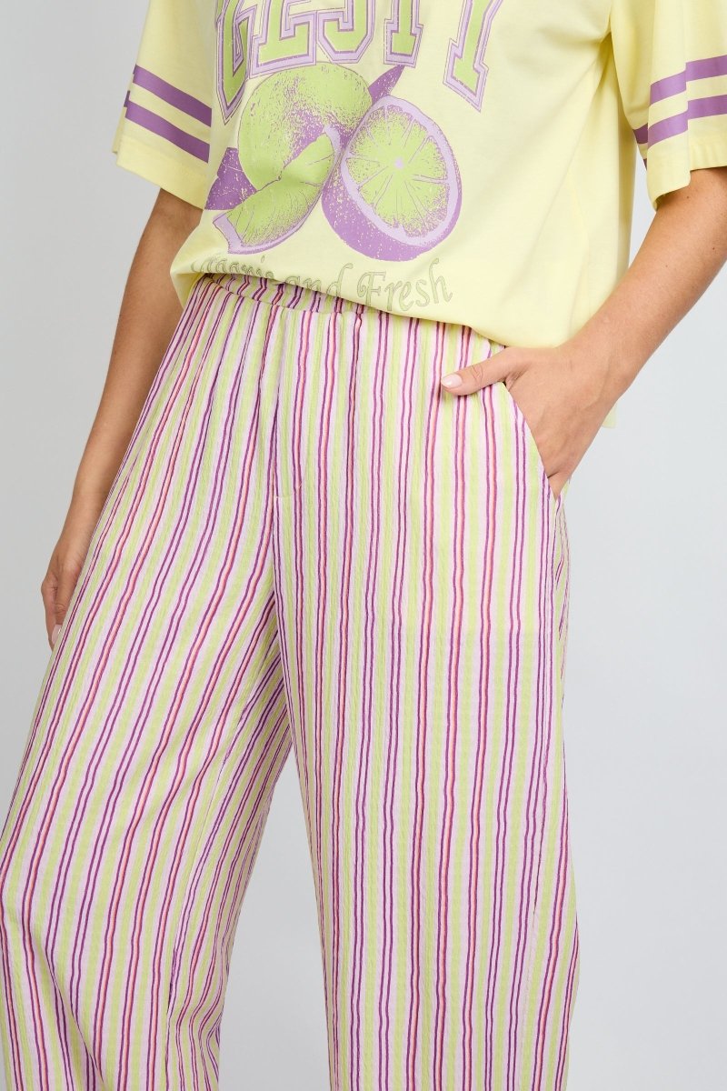 Fluresk Broek Aster in multicolor – Gestreepte broek met wijde pijpen | Jo&Co Club