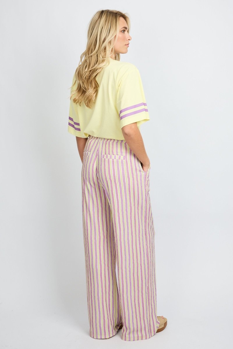 Fluresk Broek Aster in geel/paars gestreept – Achteraanzicht van model met wide-leg broek | Jo&Co Club