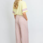 Fluresk Broek Aster in geel/paars gestreept – Achteraanzicht van model met wide-leg broek | Jo&Co Club