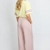 Fluresk Broek Aster in geel/paars gestreept – Achteraanzicht van model met wide-leg broek | Jo&Co Club