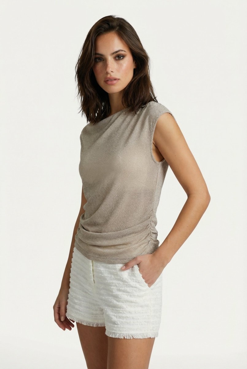 Top champagnekleurig – Mouwloze top met gedrapeerde halslijn en metallic glans | Jo&Co Club