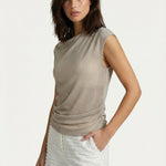 Top champagnekleurig – Mouwloze top met gedrapeerde halslijn en metallic glans | Jo&Co Club