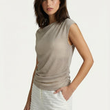 Top champagnekleurig – Mouwloze top met gedrapeerde halslijn en metallic glans | Jo&Co Club