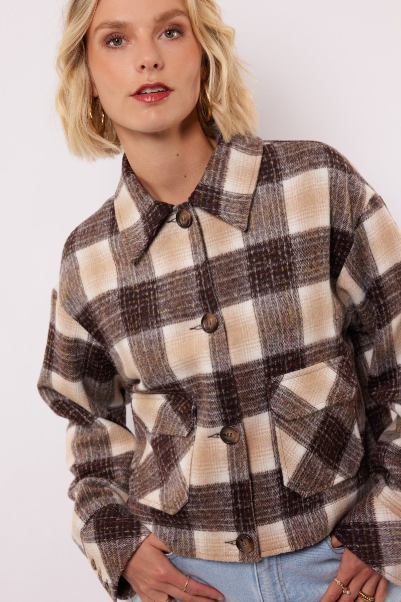 model draagt het Carissa jacket van fluresk in bruin en beige.