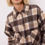 model draagt het Carissa jacket van fluresk in bruin en beige.