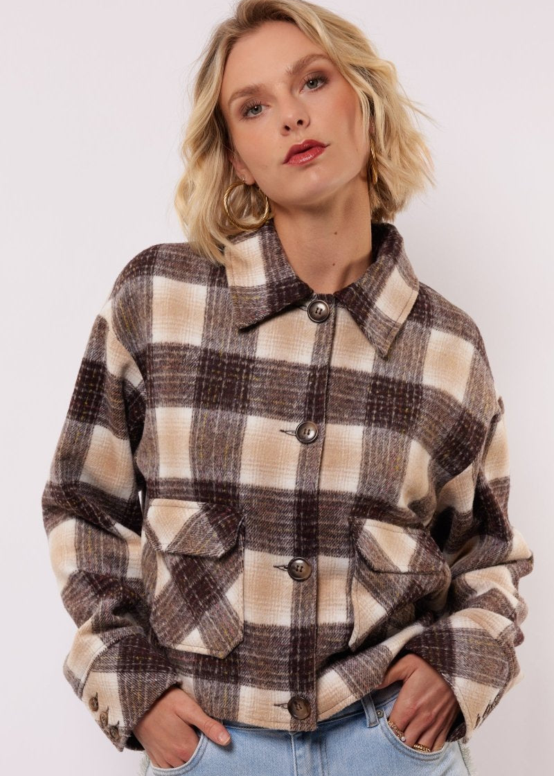 model draagt het Carissa jacket van fluresk in bruin en beige.